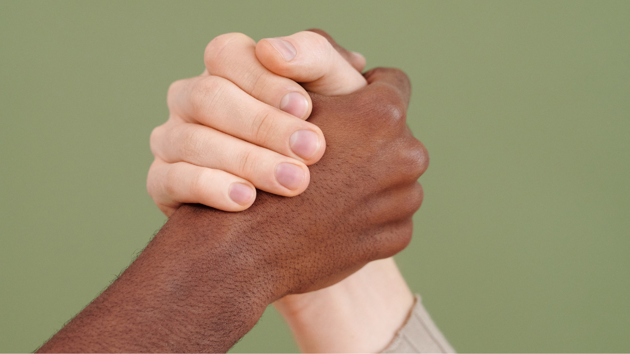 mãos entrelaçadas
