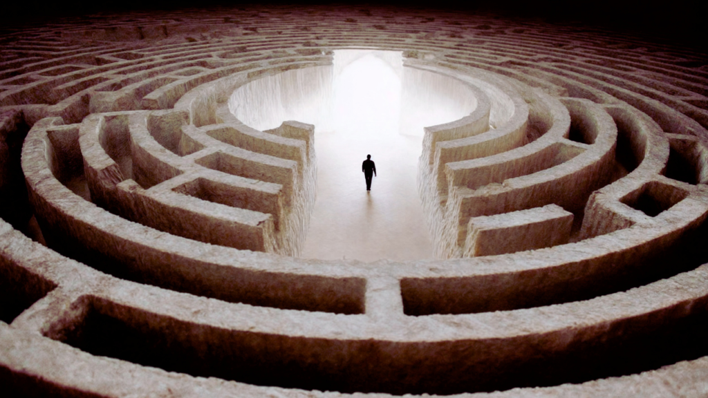 pessoa sozinha no caminho